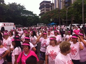 Caminhada contra o câncer de mama reúne milhares em Maringá